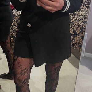 AKIRA skirt size M but fit S too velvety fabric with one Rhine stone button.